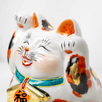 Front close-up of face and collar on Kutani Maneki Neko