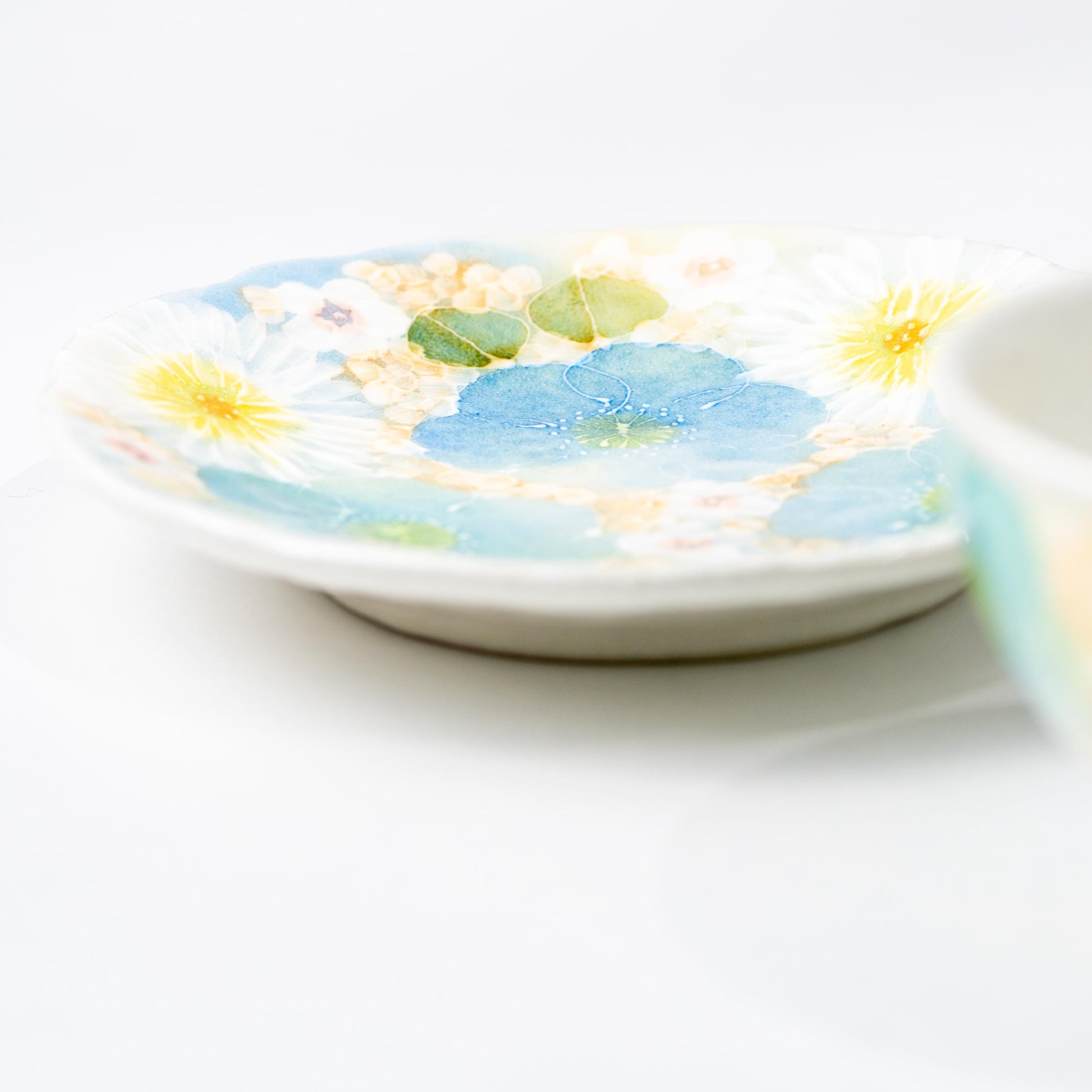 Side profile of Seto floral saucer