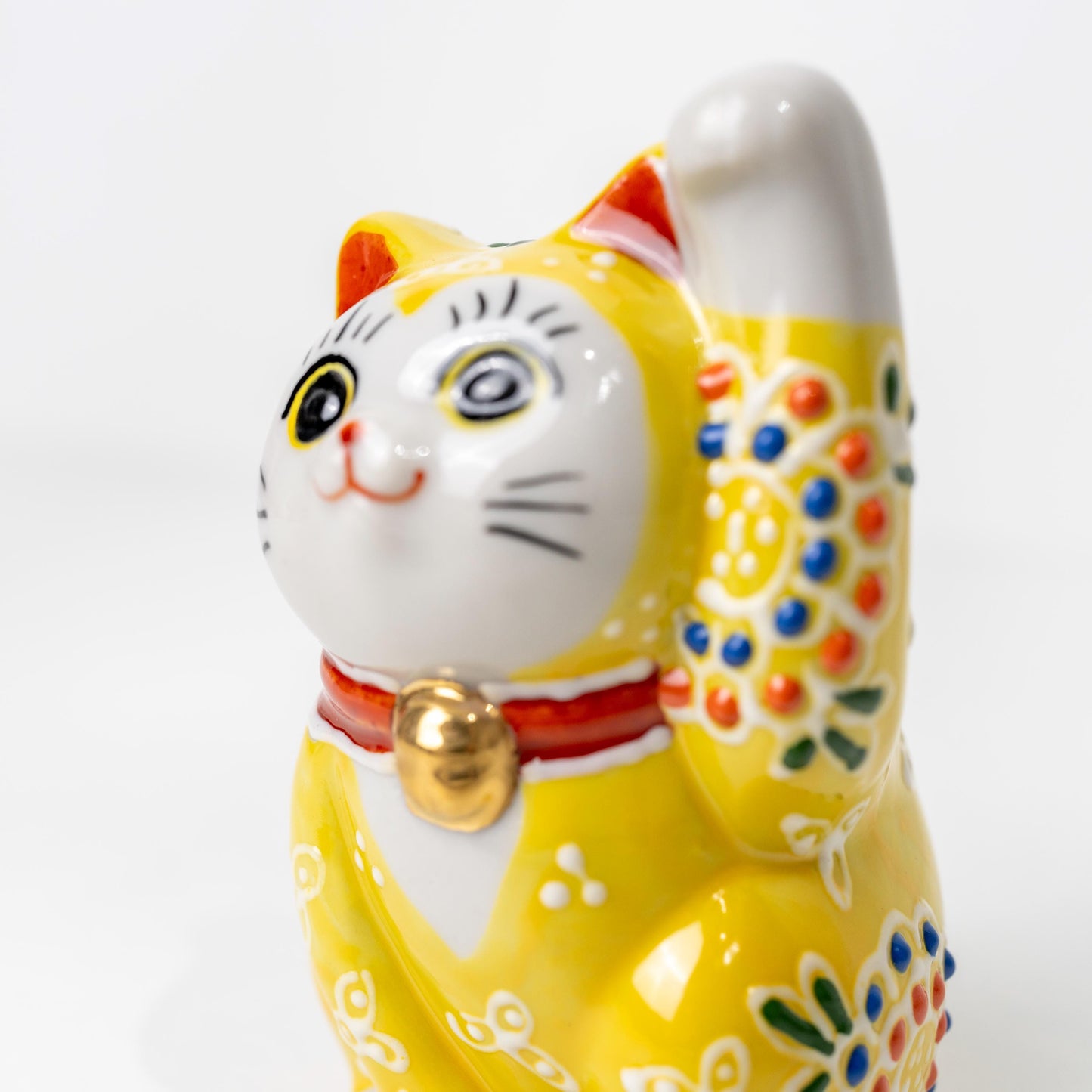 Front close-up of face and collar on Kutani Maneki Neko