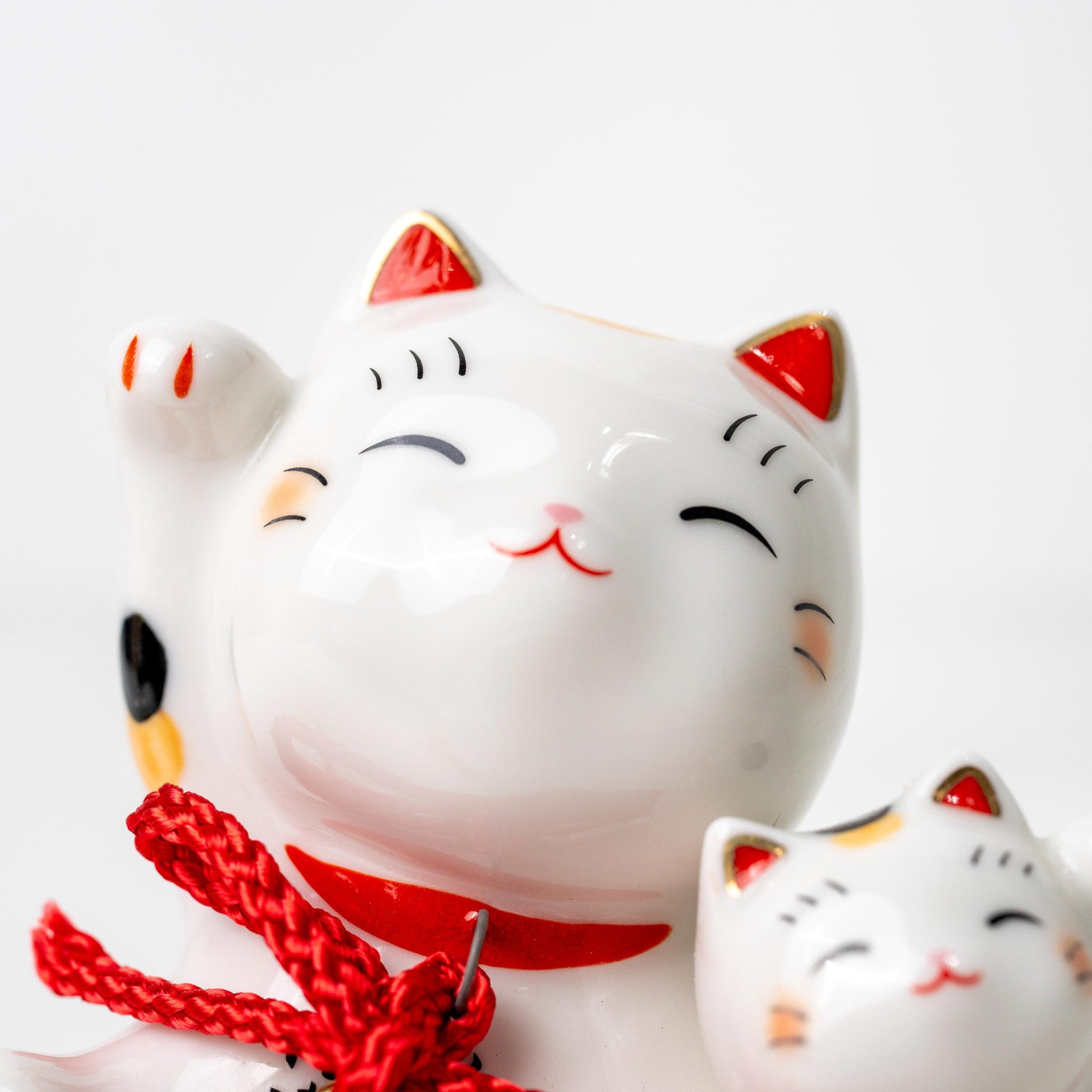 Side view of Yakushigama lucky cat with kitten