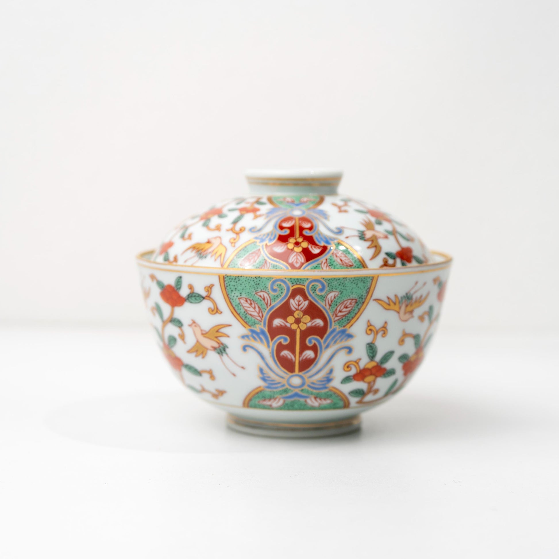 Arita Ko-Imari lidded bowl in hand-painted Japanese porcelain