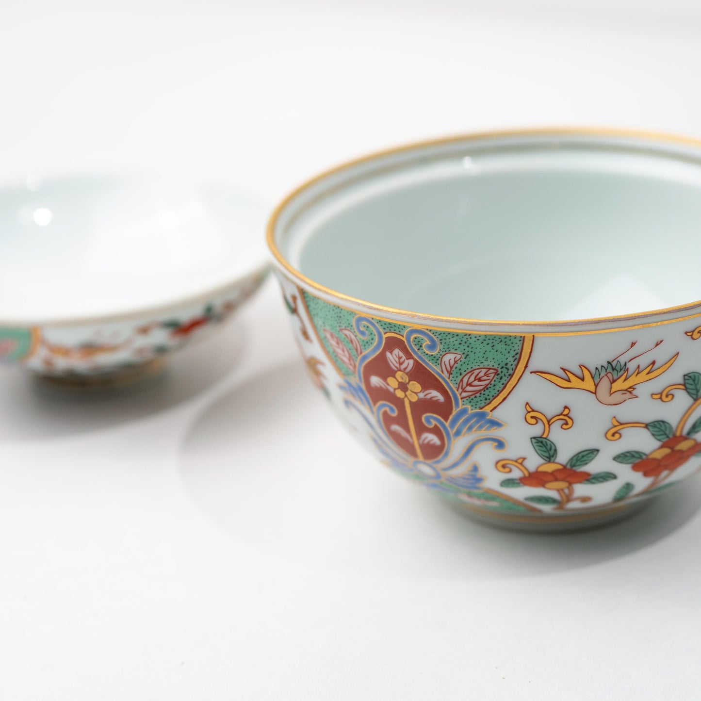 Open Arita bowl with lid placed beside it