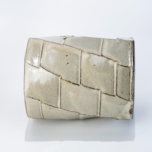 Vue de côté de faceted Shigaraki grès mug