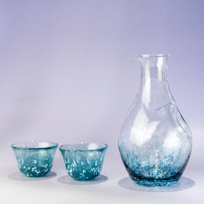 Full display of Toyo Sasaki sake set with two cups