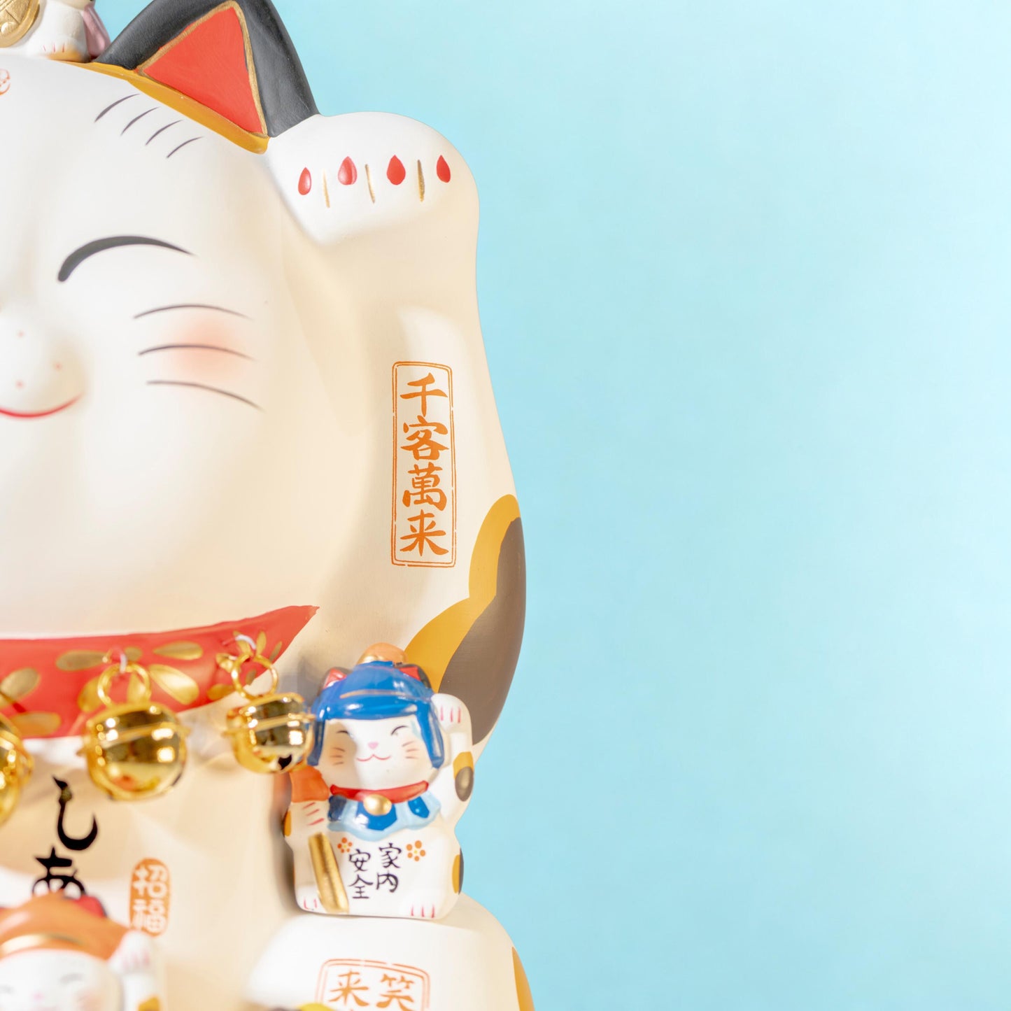 Face detail of Yakushi Kiln beckoning cat