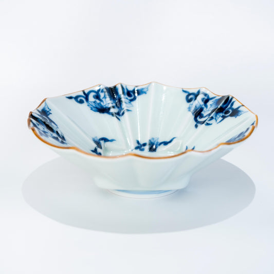 Arita ware blue arabesque porcelain bowl with scalloped cut-edge shape