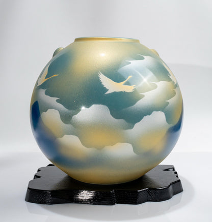 Kutani ware crane vase with round porcelain body and cloud sea design