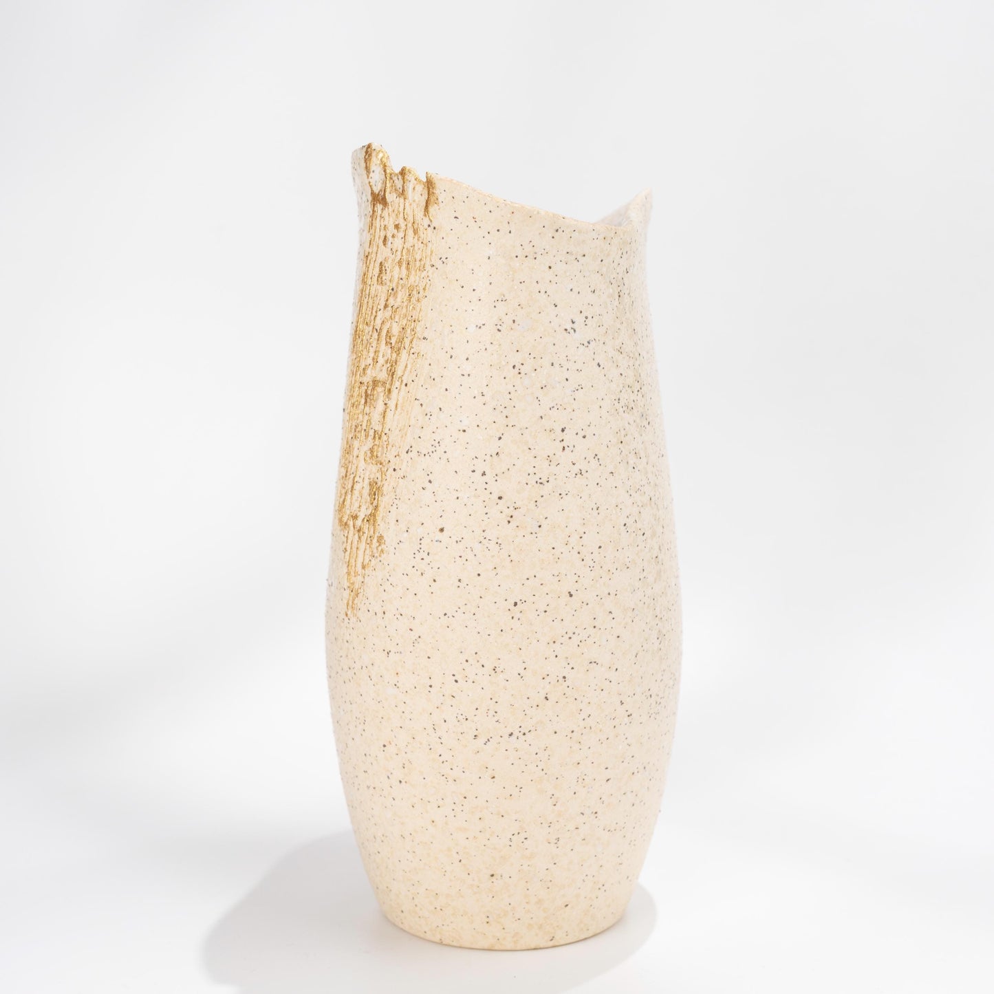Side profile of Shigaraki ware white flower vase