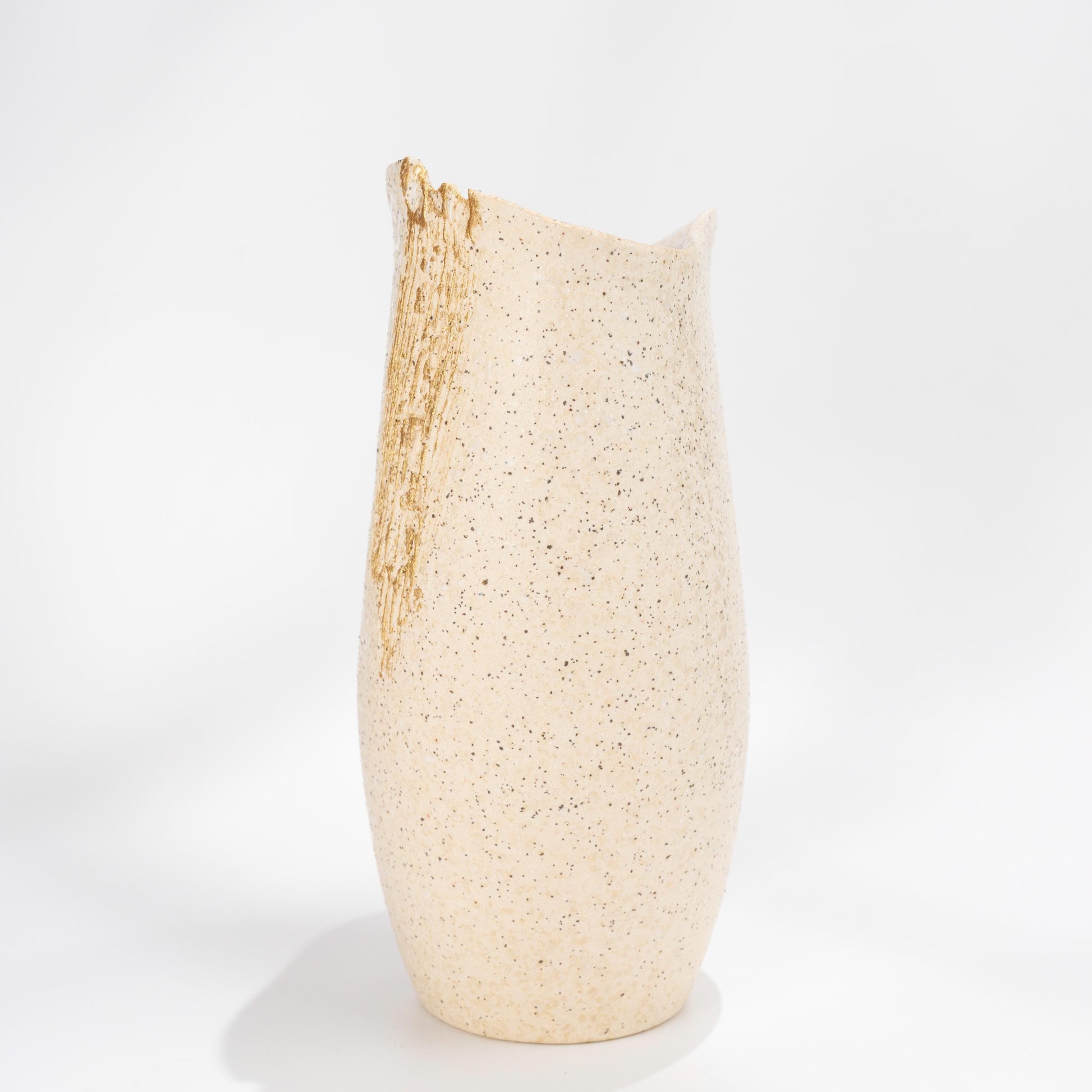 Side profile of Shigaraki ware white flower vase