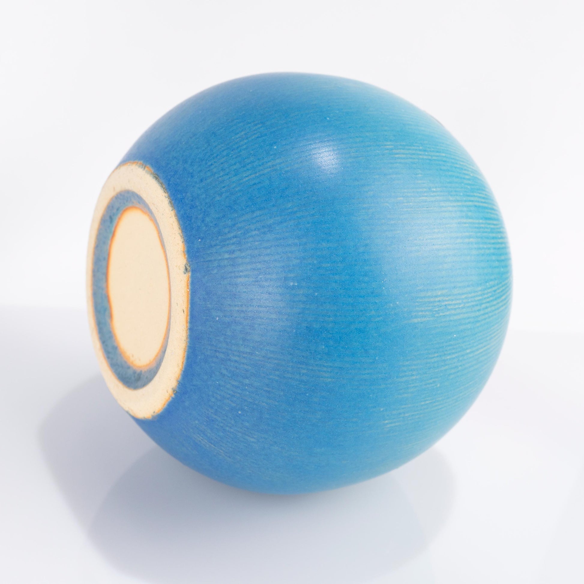 Underside of Shigaraki turquoise vase showing base and foot ring
