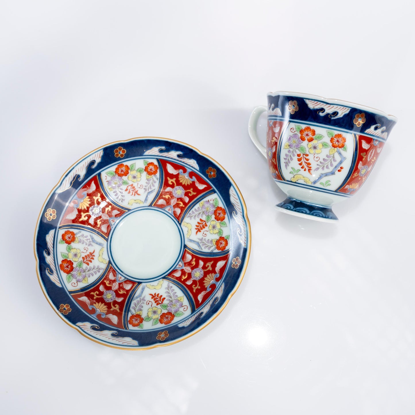 Top view of saucer showing Ko-Imari style decoration