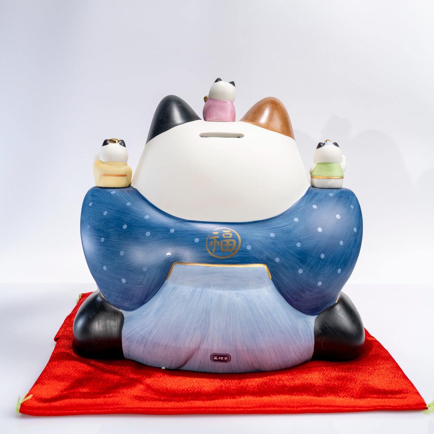 Side view of Yakushigama ceramic maneki neko figurine
