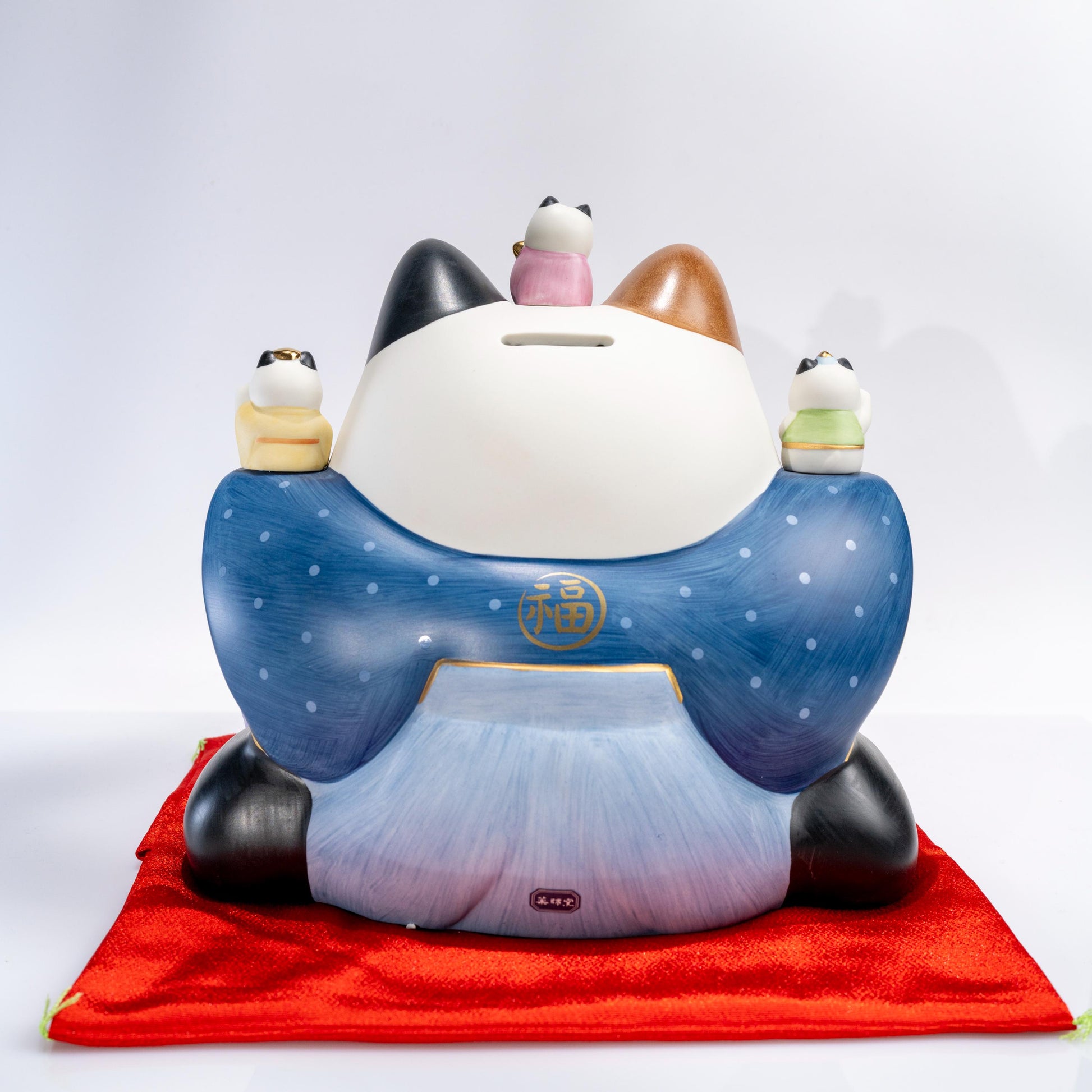 Side view of Yakushigama ceramic maneki neko figurine