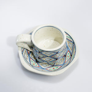 Tasse et soucoupe présentées ensemble sur fond blanc