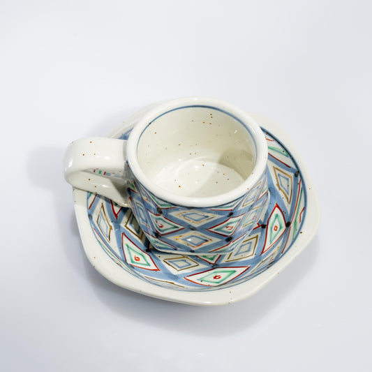 Cup and saucer présentés ensemble sur fond blanc