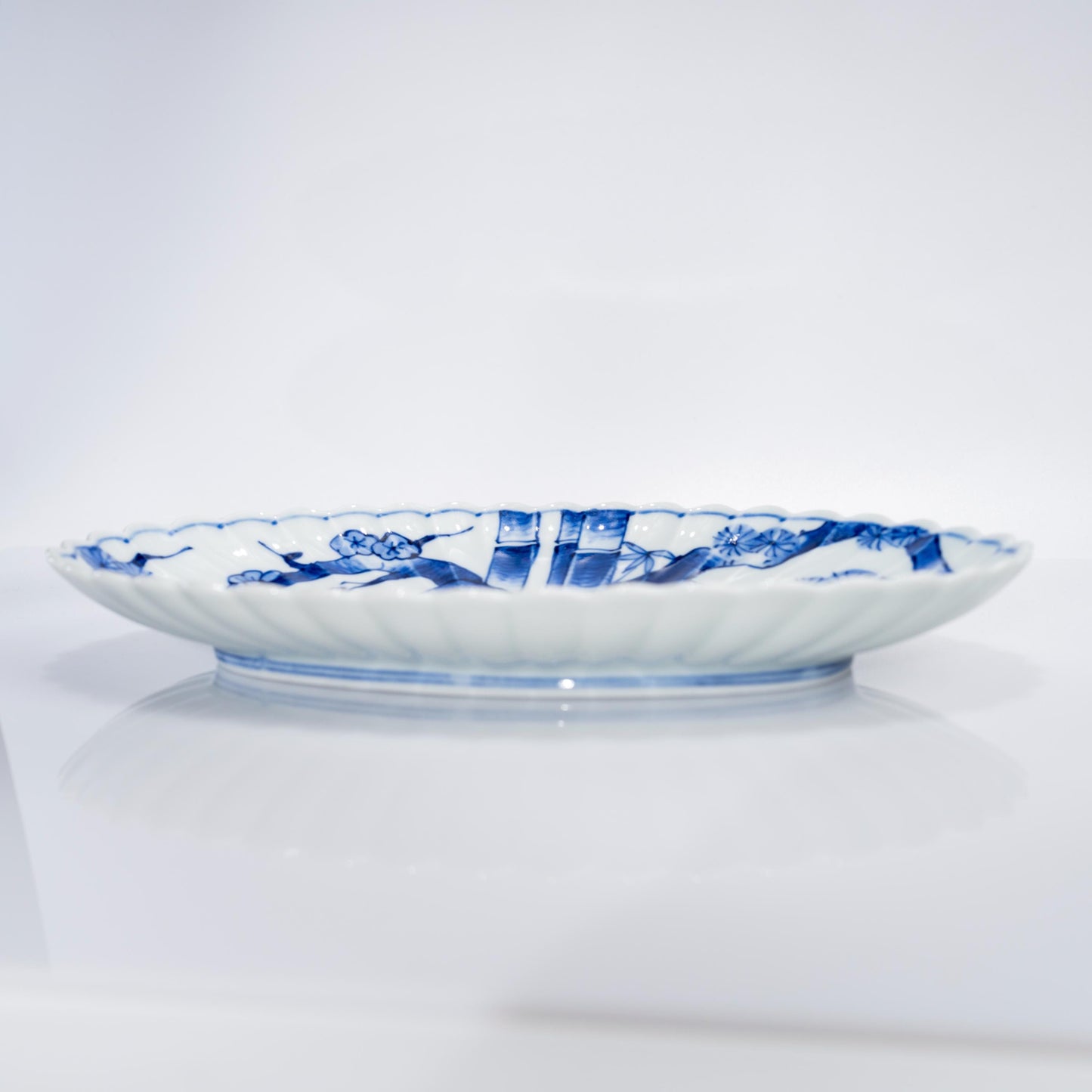 Side profile of oval serving plate with gently raised rim