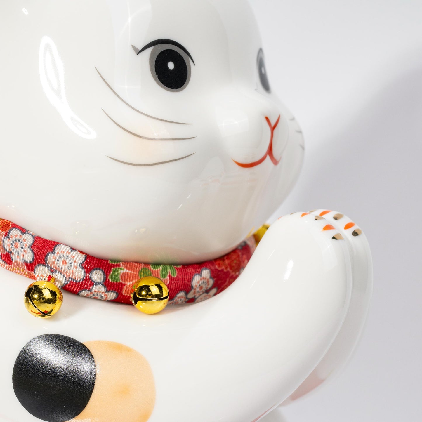 Side view of Yakushi Kiln lucky cat statue