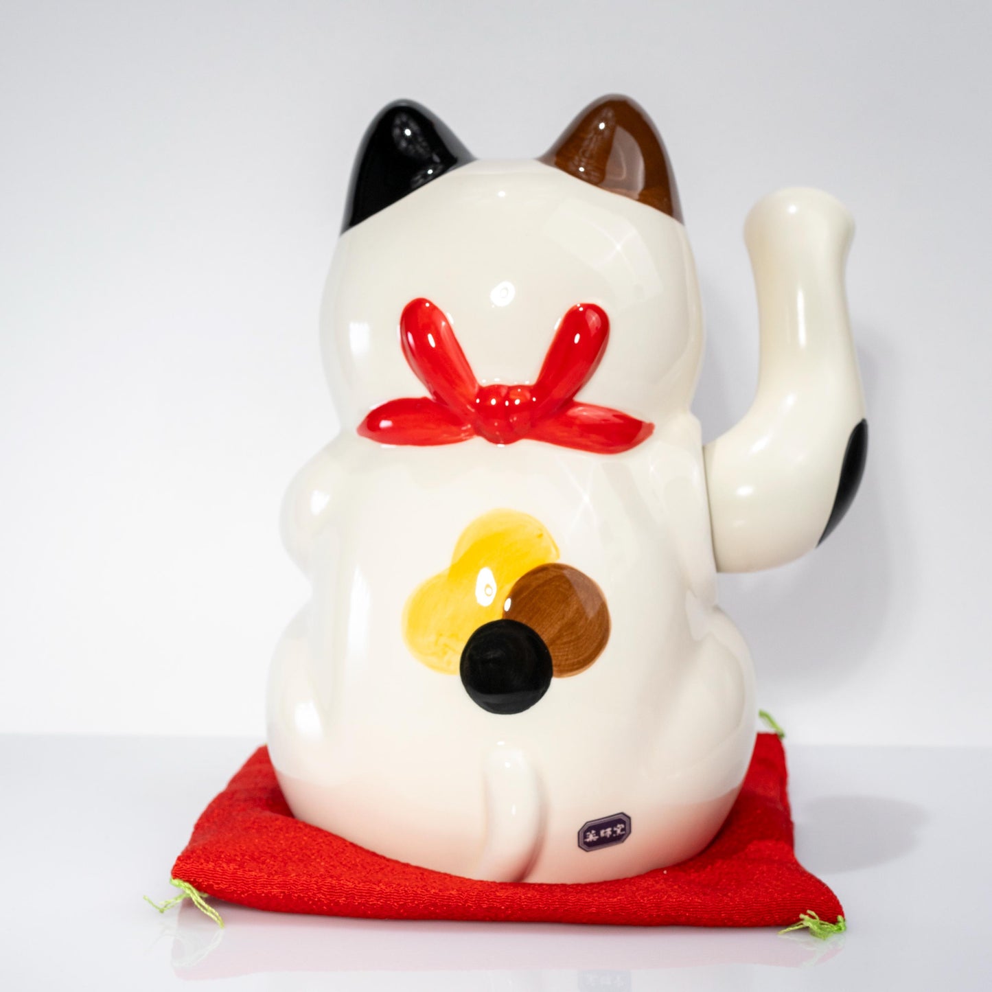 Back view of Yakushi Kiln electric lucky cat