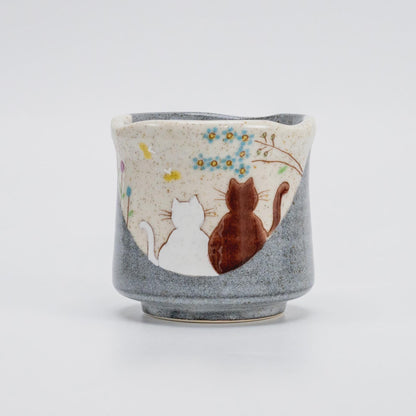 Kutani Hidamari yunomi with two cats on a cream panel, grey speckled ceramic