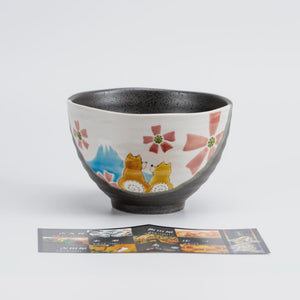 Bol Kutani peint à la main, décoré de deux Shiba Inu, d’une montagne bleue et de fleurs roses, série Iroe Yū Hidamari