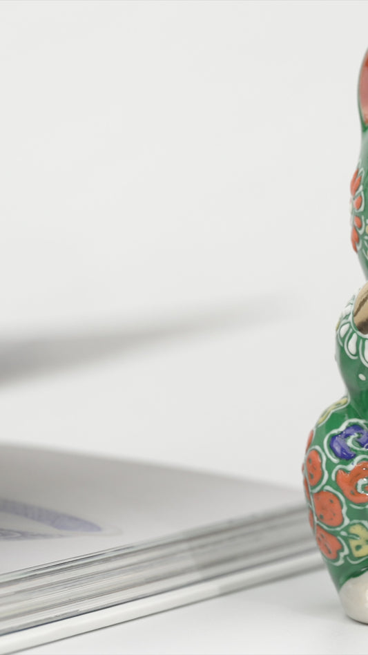 Green Kutani Praying Cat | Chōhō Floral Porcelain, 11.3 cm