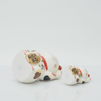 Base of the 15 cm and 8.5 cm calico lucky cats, shown lying on their sides