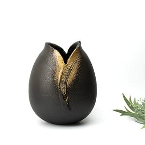 Dark Hechimon Banju teardrop vase with a notched opening and sweeping gold-colored decoration.