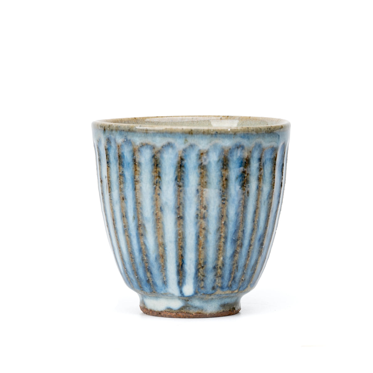 Blue-gray Hechimon yunomi cup with vertical ribs and a brown foot on white.