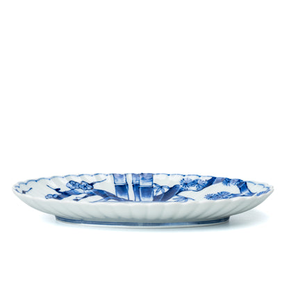 Low side view of the oval platter and its raised rim.