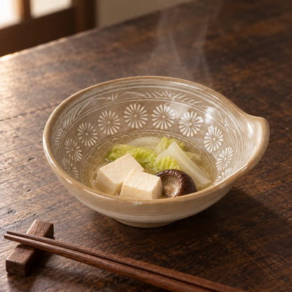 Bol tonsui Hana Mishima contenant du tofu, du chou et du champignon dans un bouillon léger, avec sa petite poignée visible