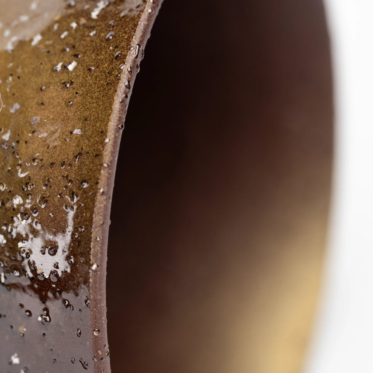 Warm brown inner rim and dark handle of the lilac mug.