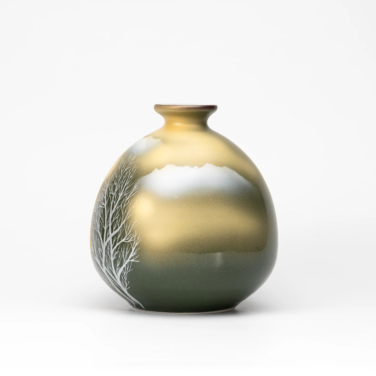 Side view of the vase's branching trees and cloud-like bands.
