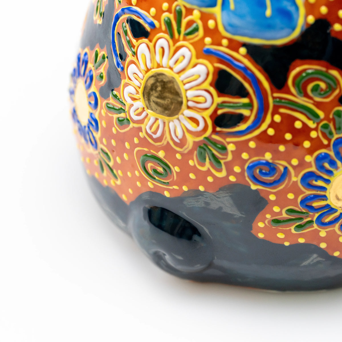 Gold flowers and black tail on the side of the lucky cat.
