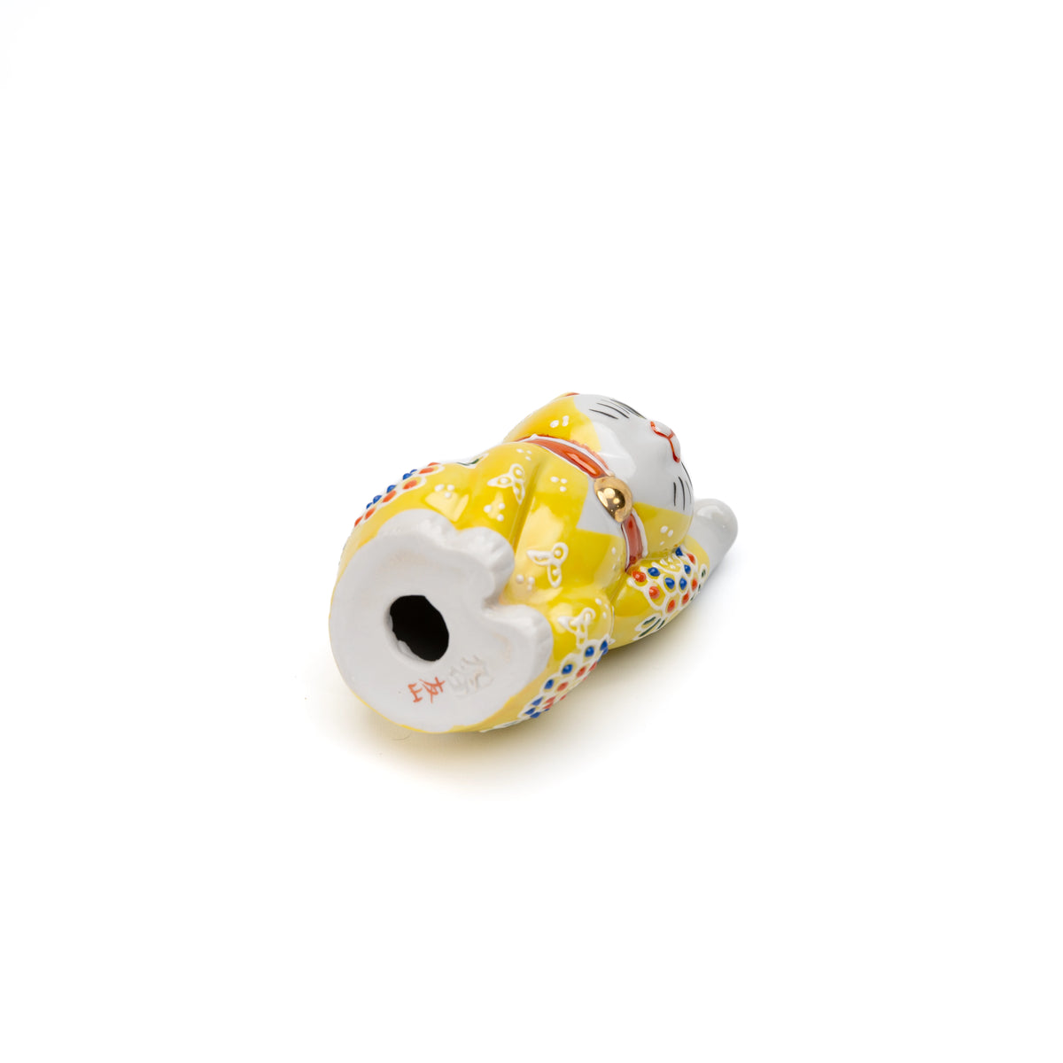 Underside of the yellow cat with a round opening.