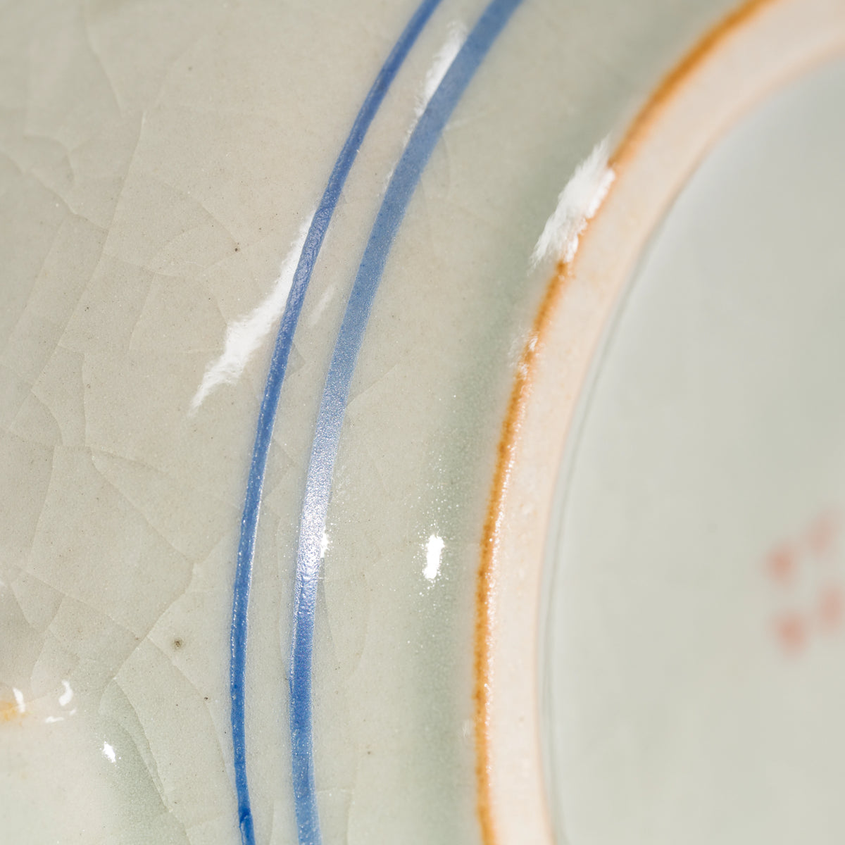Two blue lines around the teapot foot.