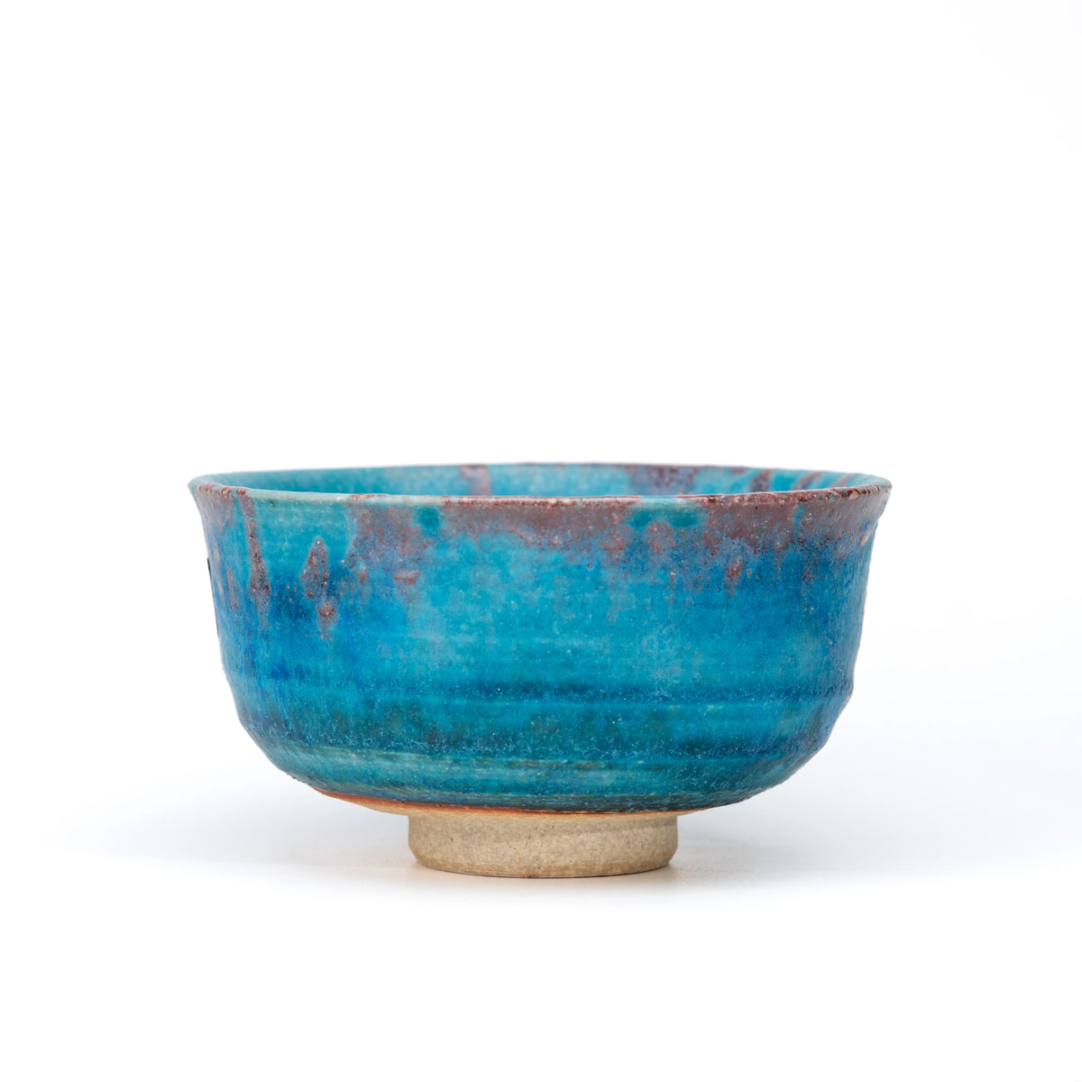 Side view of the blue matcha bowl and its unglazed foot.